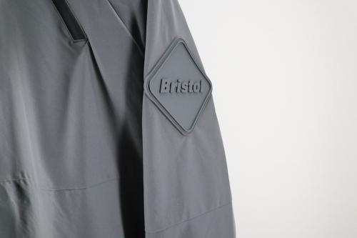 エフシーアールビーのウォームアップジャケット