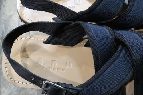 マルニのリボンテープストラップサンダル