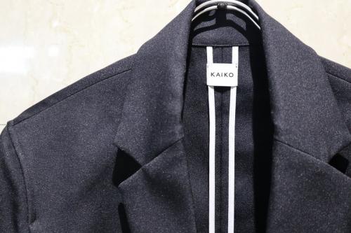 カイコーのボタンレスジャケット