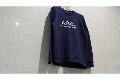 アーペーセーのロゴ刺繍スウェット