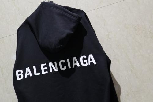 バレンシアガのパーカー