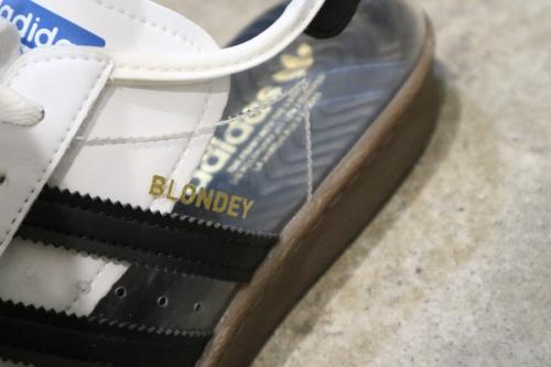 アディダスケートボーディング × ブロンディー マッコイのスニーカー