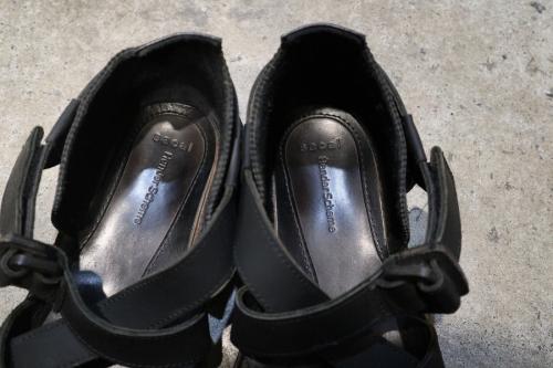 ストラップレザーサンダルのサンダル