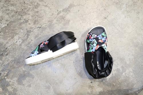 エムエスジーエムのフラワープラットフォームクロスストラップサンダル