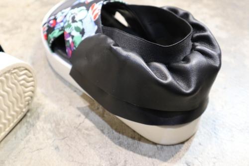 フラワープラットフォームクロスストラップサンダルの2241MD20X-B