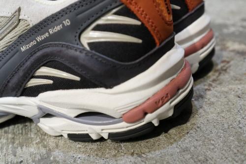 ウッドウッド × ミズノのWAVERIDER 10 KAZOKU