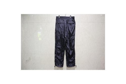 ナイロンパンツのトラックパンツ