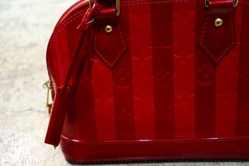 ルイ ヴィトン　のモノグラム・ヴェルニ・アルマBBポムダルームレイ