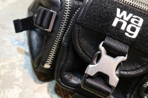 ウエストバッグのショルダーバッグ