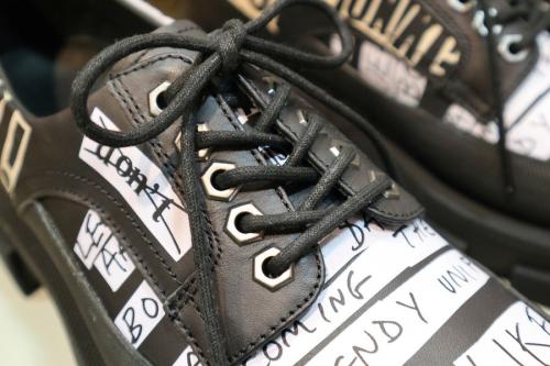 ボス×キディルのグラフィックロゴダービーシューズ