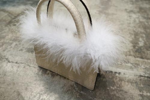 ヴァージンズのミニハンドフェザーヴァニティーバッグ