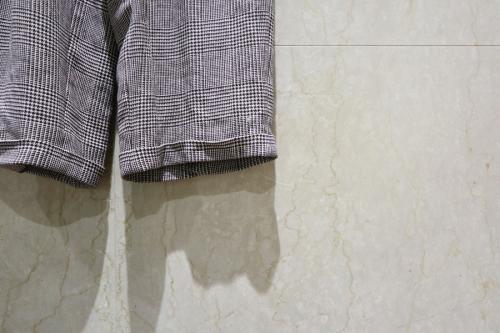 グッチのプリンスオブウェールズリネンダーツパンツ