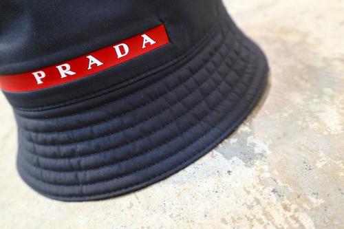 プラダのテクニカルロゴバケットハット