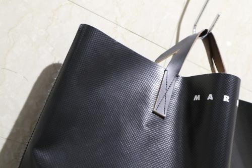 マルニのPVCバイカラートートバッグ