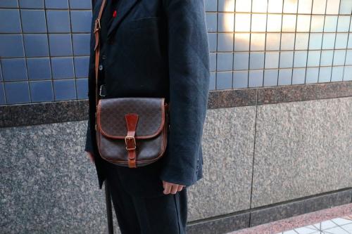 セリーヌのマカダム柄ショルダーバッグ