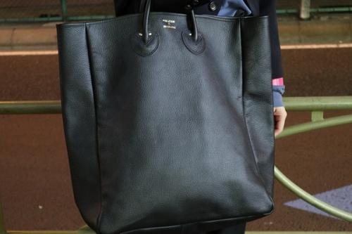 ヤングアンドオルセン ザ ドライグッズストアのレザーハンドバッグ