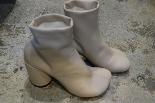 エムエムシックス メゾンマルジェラのエコレザーアンクルブーツ