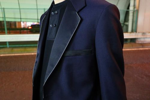 テーラードジャケットのジャケット