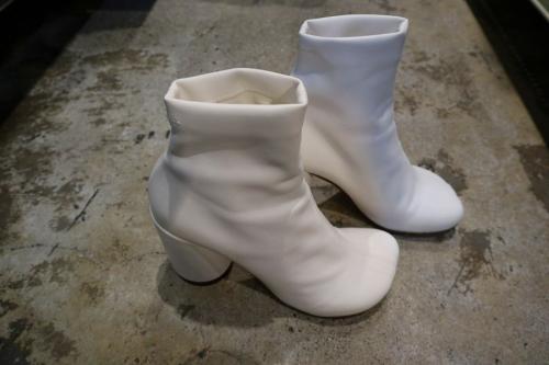 エムエムシックス メゾンマルジェラのエコレザーアンクルブーツ