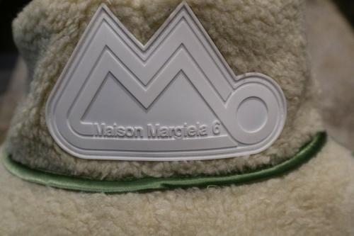 エムエムシックス メゾンマルジェラのロゴボアバケットハット