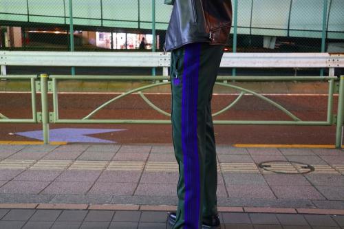 トラックパンツのパンツ