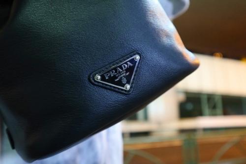 プラダのドローストリングクラッチバッグ
