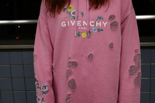 ジバンシーのデストロイドエンブロイダリーフーディー