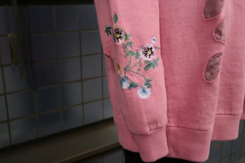 デストロイドエンブロイダリーフーディーのプルオーバーパーカー