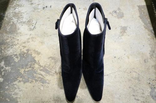 バレンシアガのサイドジップベロアアンクルブーツ