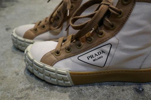 プラダのギャバジンハイカットスニーカー
