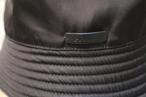 プラダのレザーパッチナイロンバケットハット