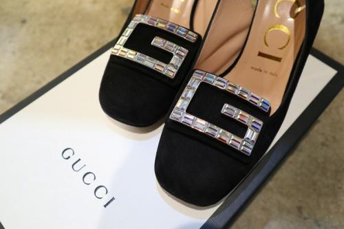 グッチのクリスタルロゴスリンバックパンプス