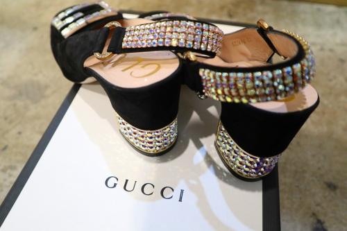 クリスタルロゴスリンバックパンプスのGG