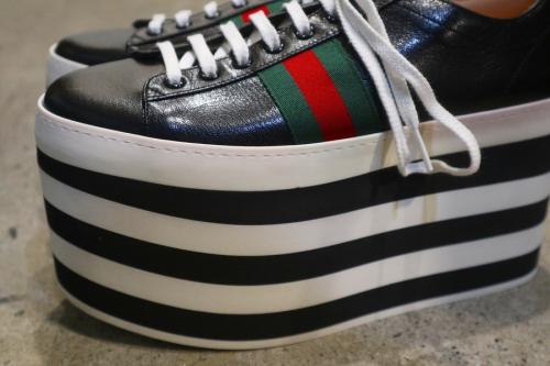 グッチの厚底スニーカー