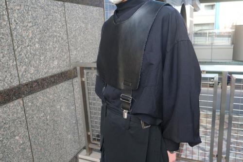 ブラックコムデギャルソンのエコレザー裁ち切りサスペンダーベスト