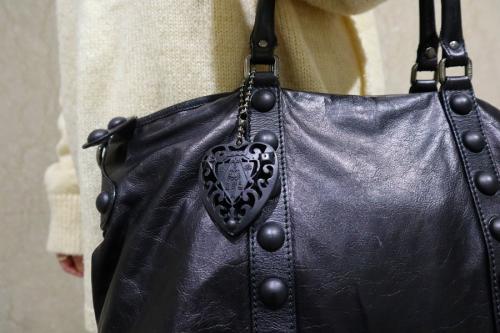 グッチのチャーム付きレザートートバッグ