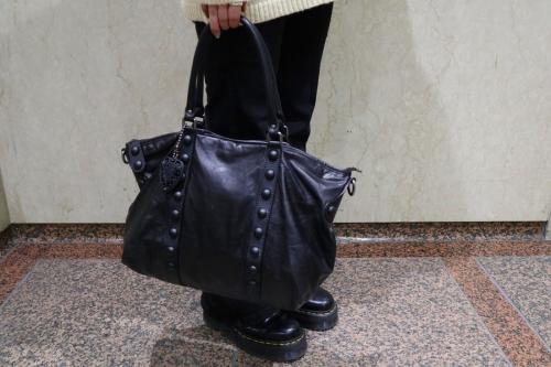 チャーム付きレザートートバッグのハンドバッグ