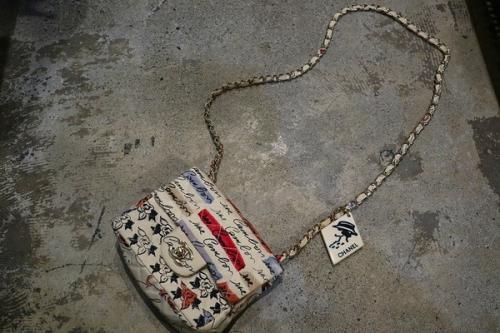 シャネルの総柄ミニチェーンショルダーバッグ