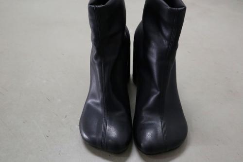 エムエムシックス メゾンマルジェラのエコレザーアンクルブーツ