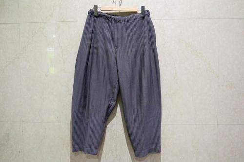 プリーツパンツのバルーンパンツ