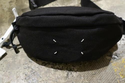 メゾンマルジェラ11のSTEREOTYPE CROSS BODY POUCH
