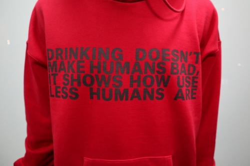 PRINTED SWEAT HOODIEの飲酒パーカー