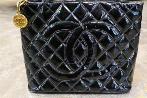 シャネルの復刻エナメルトートバッグ