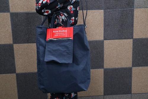 アクネストゥディオズのBaker Out トートバッグ