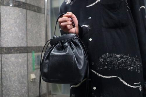 レザードローストリングバッグの巾着バッグ