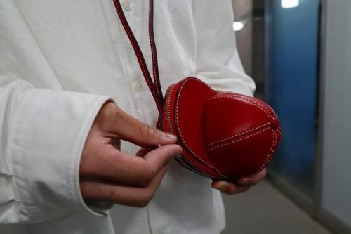 ジェーダブリューアンダーソンのキャップナノレザークロスバッグ