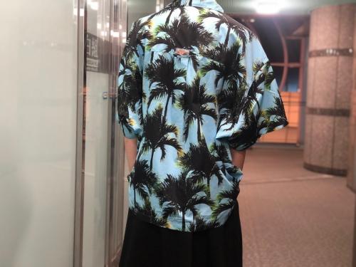 カラービーコンのアロハシャツ