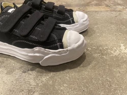 スニーカーのトリプルネーム