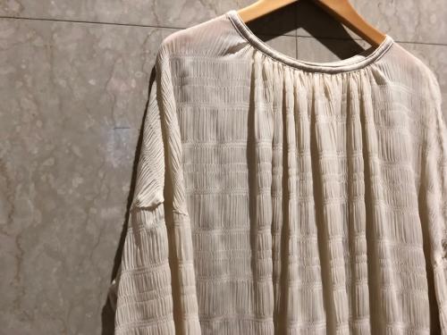 ウーアのシャーリングブラウス