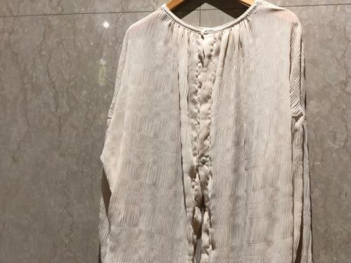 シャーリングブラウスのシアーブラウス